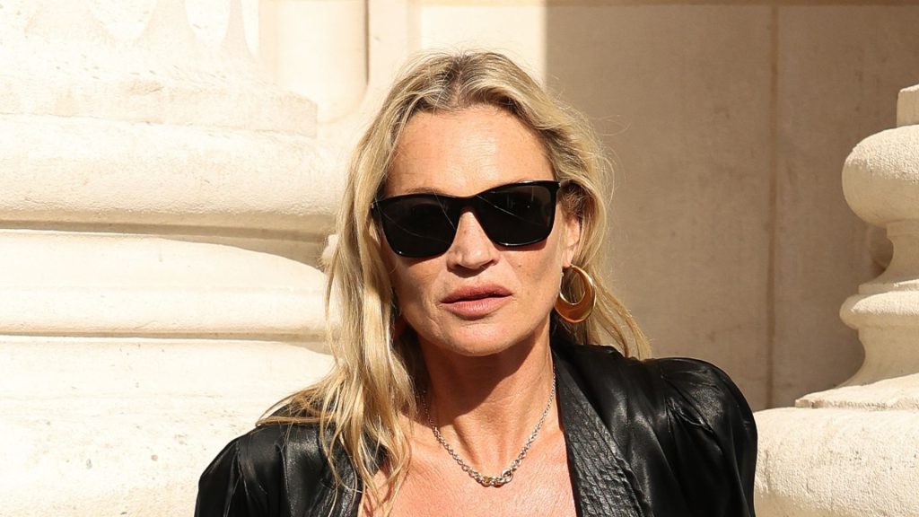 Kate Moss sfoggia i jeans dritti chic, perfetti per donne over 40.