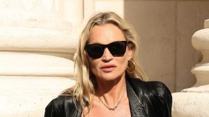 Kate Moss sfoggia i jeans dritti chic, perfetti per donne over 40.