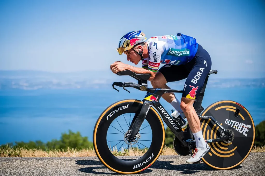Evenepoel trionfa nella cronometro al Tour, Pogacar resta in giallo al secondo posto.