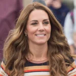 I pantaloni cropped e il maglione peplum di Kate Middleton: stile e comodità per ogni stagione.