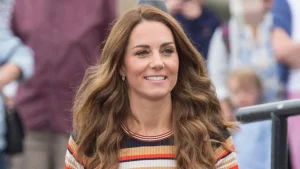 I pantaloni cropped e il maglione peplum di Kate Middleton: stile e comodità per ogni stagione.