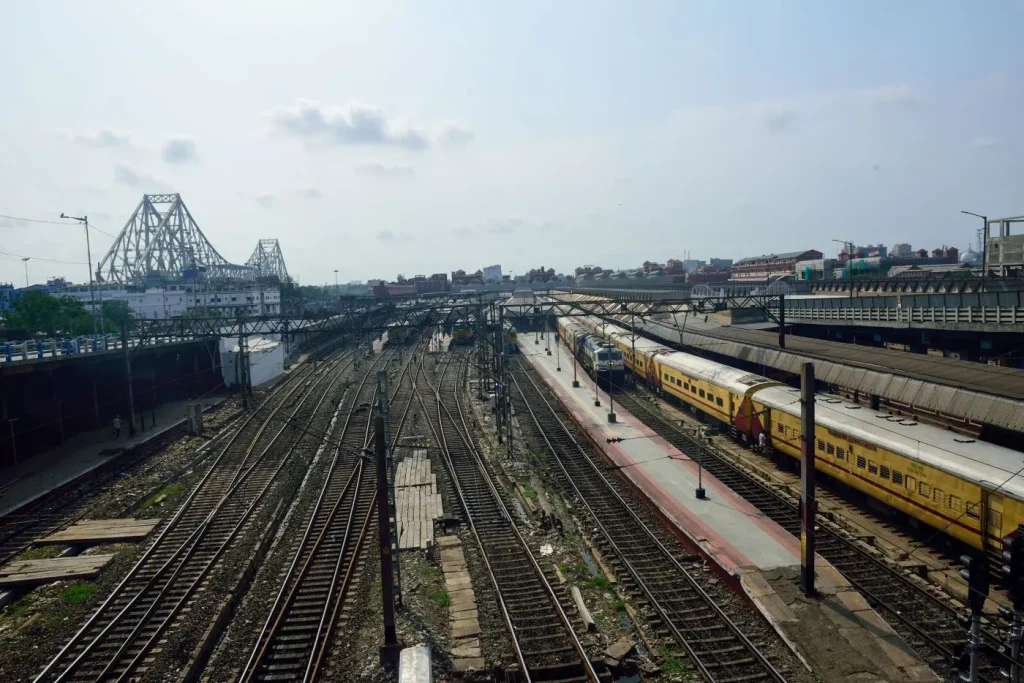 India: nuovo treno a idrogeno risparmia 3.200 litri di diesel, rivoluzione nei trasporti sostenibili.