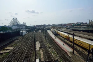 India: nuovo treno a idrogeno risparmia 3.200 litri di diesel, rivoluzione nei trasporti sostenibili.