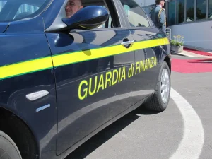 Aumento stipendi per agenti: 300 euro netti e 17.900 assunzioni, prof e ATA a confronto.