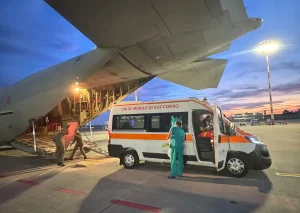 Trasporto d’urgenza: paziente in pericolo di vita volante da Napoli a Bergamo con C-130J.