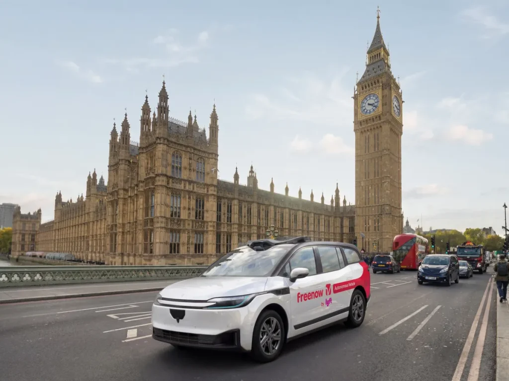 Lyft e Baidu avviano testing di robotaxi a Londra: battaglia nel trasporto autonomo.
