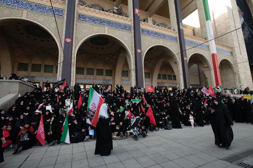 Funerali di Ali Khamenei: imponenti cortei attraversano Teheran nel terzo giorno di lutto.