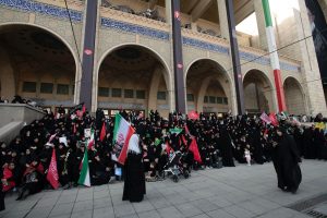 Funerali di Ali Khamenei: imponenti cortei attraversano Teheran nel terzo giorno di lutto.