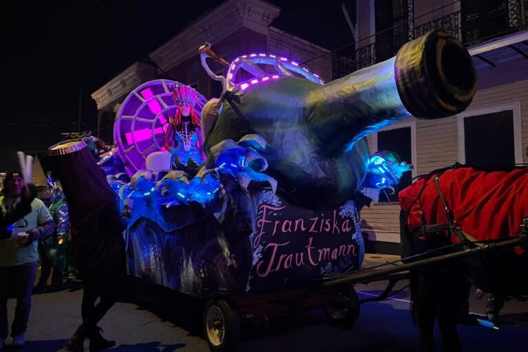 Da Mardi Gras a marsh: Glass Half Full trasforma i bicchieri in una costa della Louisiana.