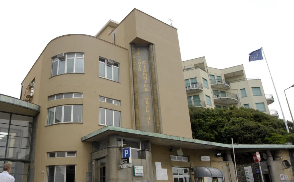 Ragazzina intrappolata nel bocchettone di una piscina a Sestri Levante, condizioni gravi.