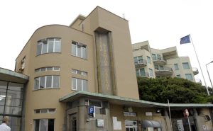 Ragazzina intrappolata nel bocchettone di una piscina a Sestri Levante, condizioni gravi.