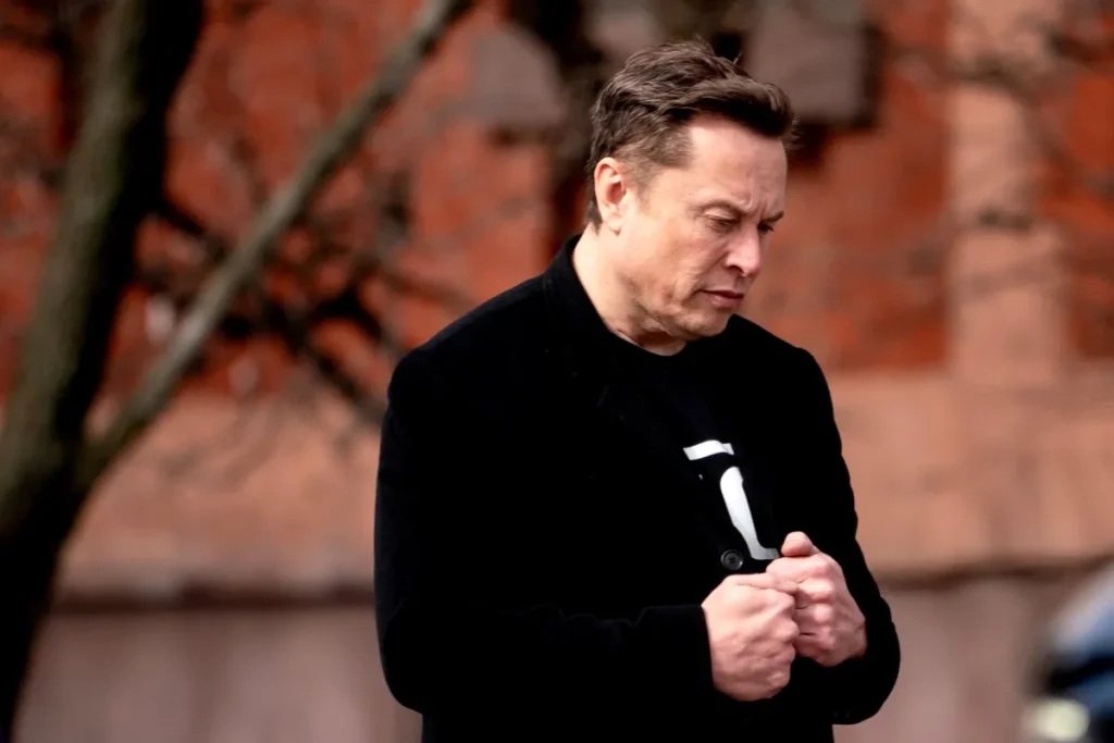 Giudice approva settima di 1,5 milioni di dollari per Elon Musk con riserve.