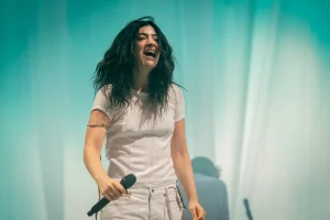 Lorde critica gli occhiali AI: “Non sono affatto sexy”.