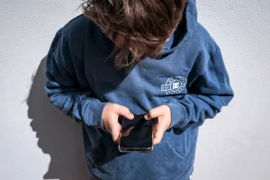 Paesi che stanno approvando il divieto dei social media per i minori.