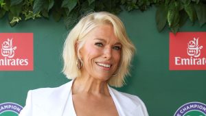 Hannah Waddingham sfila a Wimbledon: il completo bianco e il gilet, icona dello stile estivo.