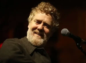 È morto Glen Hansard, cantautore premio Oscar. Fatale incidente in moto, aveva 56 anni.