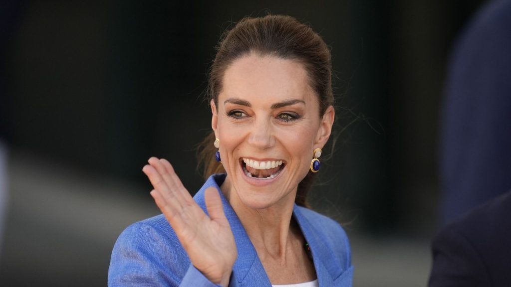 Kate Middleton brilla a Wimbledon in un elegante completo blu zaffiro, facile da copiare.