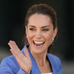 Kate Middleton brilla a Wimbledon in un elegante completo blu zaffiro, facile da copiare.