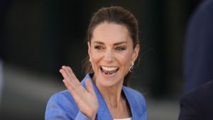 Kate Middleton brilla a Wimbledon in un elegante completo blu zaffiro, facile da copiare.