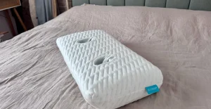 Dimentica i costosi sleepbuds: prova questo cuscino per notti di sonno perfette.