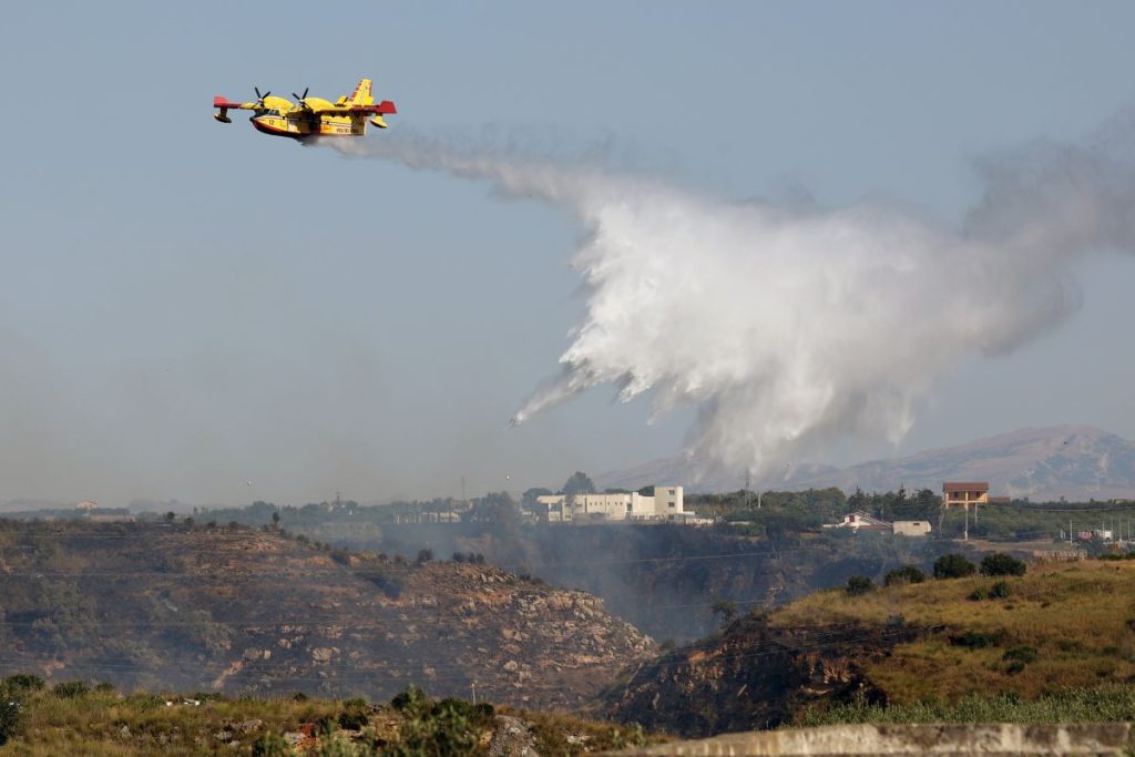 Incendi a Cagliari: nuova allerta della protezione civile e consigli di sicurezza.