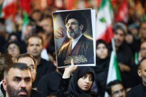 Iran: migliaia partecipano ai funerali di Ali Khamenei, evento storico di profondo impatto.