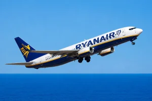 Finestrino rotto da un pezzo di motore Ryanair: passeggero ferito durante il volo in Grecia.