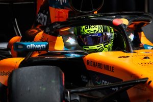 Norris conquista la pole a Budapest, Leclerc in prima fila, penalizzati Hamilton e Antonelli.