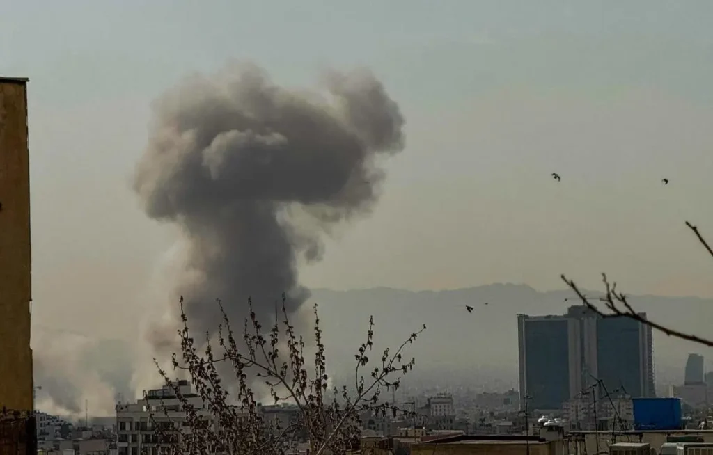 Iran: Usa colpiscono 90 obiettivi militari, 14 morti; Teheran risponde attaccando basi in Kuwait e Bahrein.