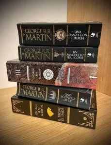 1996 – George R.R. Martin pubblica *Il Trono di Spade*: nasce una delle saghe fantasy più influenti di sempre