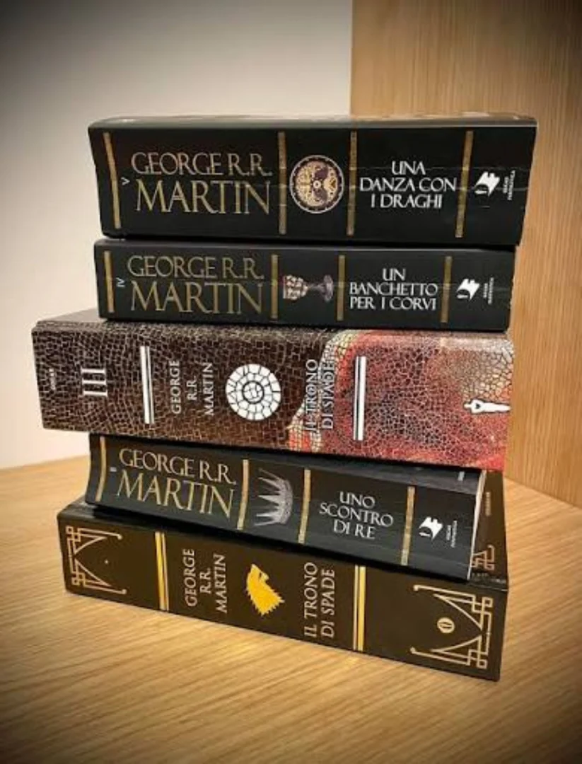 1996 – George R.R. Martin pubblica *Il Trono di Spade*: nasce una delle saghe fantasy più influenti di sempre