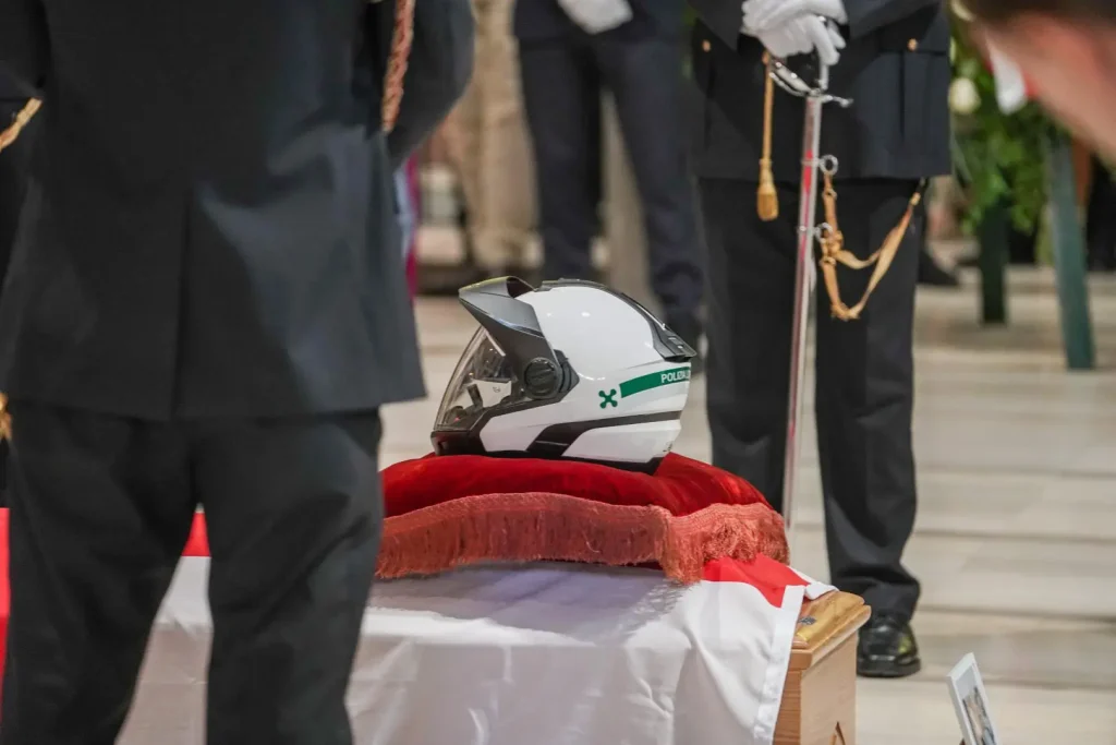 Funerali di Francesco Imprezzabile: Milano si ferma per l’agente della Polizia Locale. Video emozionante.