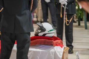 Funerali di Francesco Imprezzabile: Milano si ferma per l’agente della Polizia Locale. Video emozionante.
