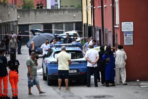Uomo decede durante operazione poliziesca a Bologna, la Questura offre bodycam agli investigatori.
