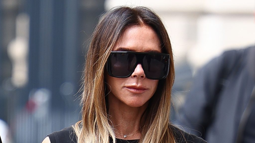 Victoria Beckham: la lezione di stile in gonna nera per affrontare il caldo estivo.