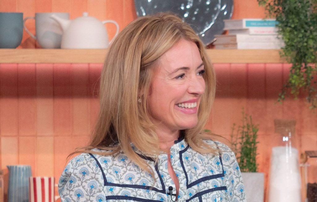 Cat Deeley mostra come una blouse floreale elevi i jeans estivi con stile.