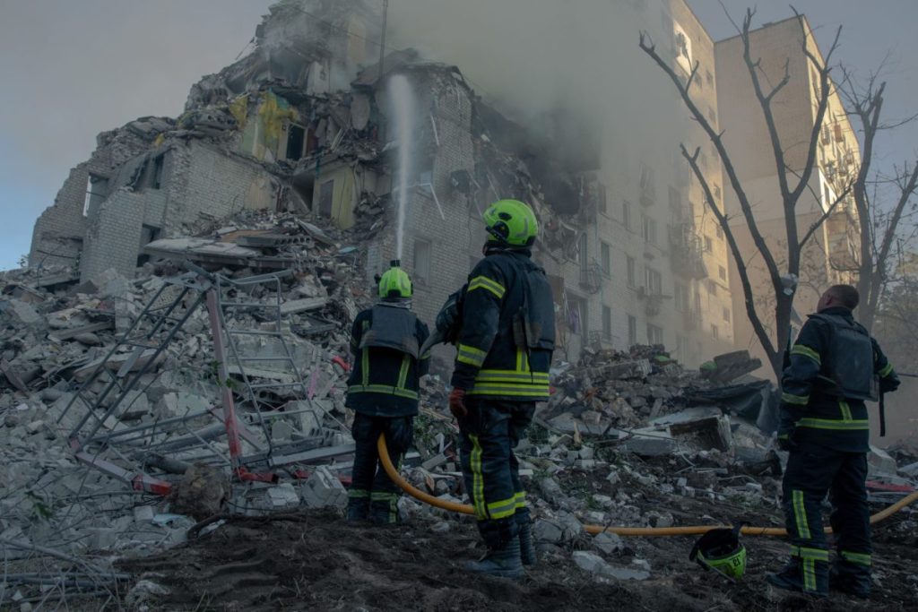 Missili russi colpiscono Kiev: almeno 10 vittime nella notte di terrore.