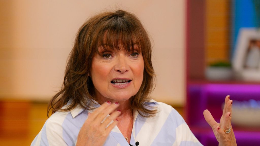 Il vestito estivo azzurro e bianco di Lorraine Kelly: eleganza e freschezza nella canicola.