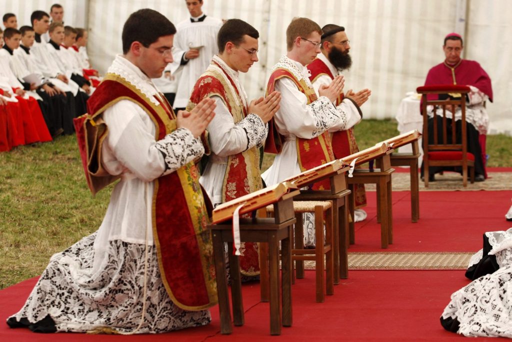 Scomunica dei vescovi Lefebvriani: il Vaticano prende una decisione storica e controversa.