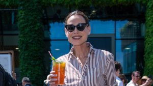 Minnie Driver svela il segreto per indossare alla perfezione gli shorts estivi.