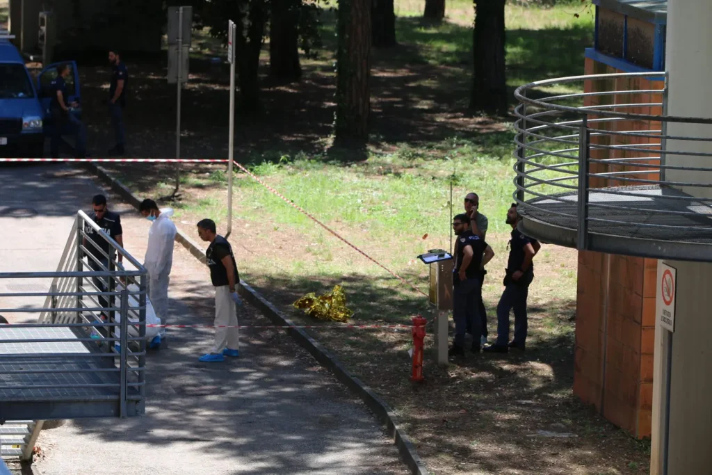 Tragedia a Lido di Camaiore: uomo uccide l’ex moglie in ospedale e si suicida.