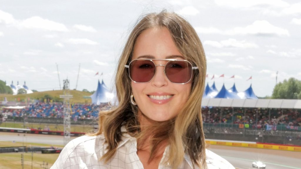 Rachel Stevens: il top a maniche a pipistrello che esalta perfettamente i jeans a gamba larga.