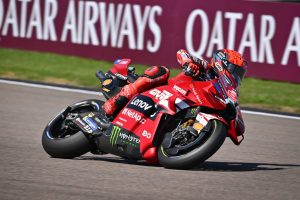 Marquez conquista la pole in Germania, Bezzecchi infortunato dopo caduta e rientro in Italia.