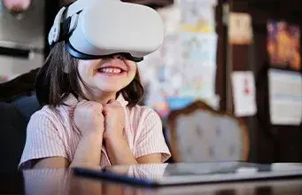 Bambini e schermi: esperti consigliano niente digitale sotto i 3 anni e 2 ore massime dopo i 5.