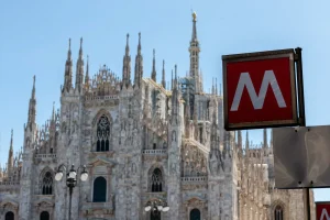 Aggressione in metro a Milano: arrestato un 27enne algerino per sfregio a una giovane.