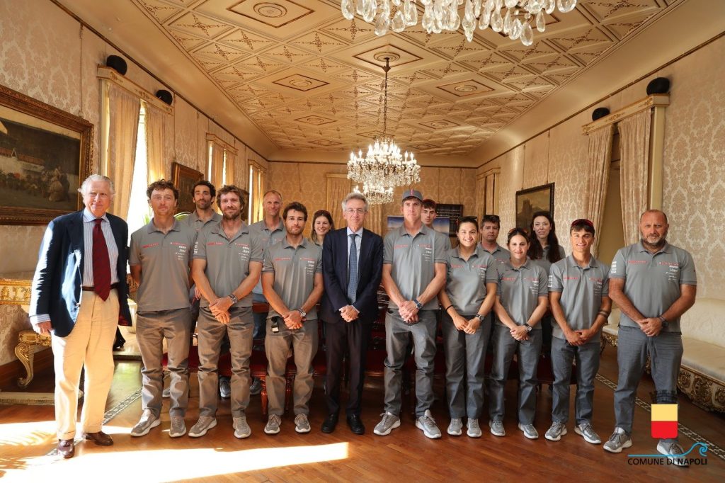 Luna Rossa accolto dal sindaco Manfredi a Palazzo San Giacomo: un incontro storicamente significativo.