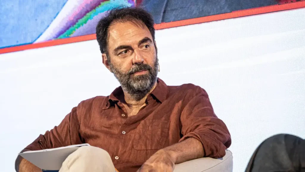 Neri Marcorè festeggia 60 anni tra successi cinematografici, teatrali e televisivi
