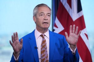 Farage si dimette da deputato nel Regno Unito e annuncia la sua ricandidatura.