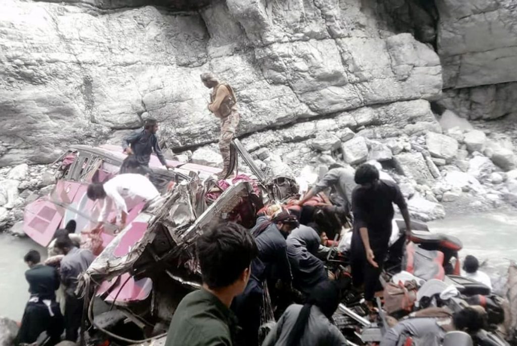 Tragedia in Pakistan: autobus esce di strada, oltre 40 vittime in un burrone.