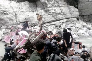 Tragedia in Pakistan: autobus esce di strada, oltre 40 vittime in un burrone.